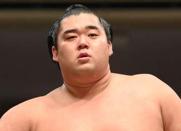 巨人-オリックス戦 中継に映り込んだ人気力士にネット騒然 左翼席に座ってタオル振る「なぜ東京ドームに？」「かわいい」「オリファンなのか」