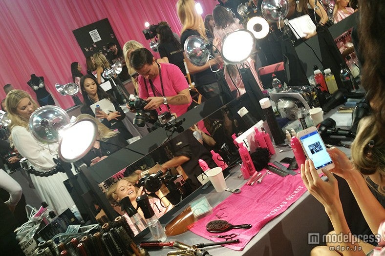 「Victoria’s Secret Fashion Show 2015」の舞台裏／撮影モデルプレス