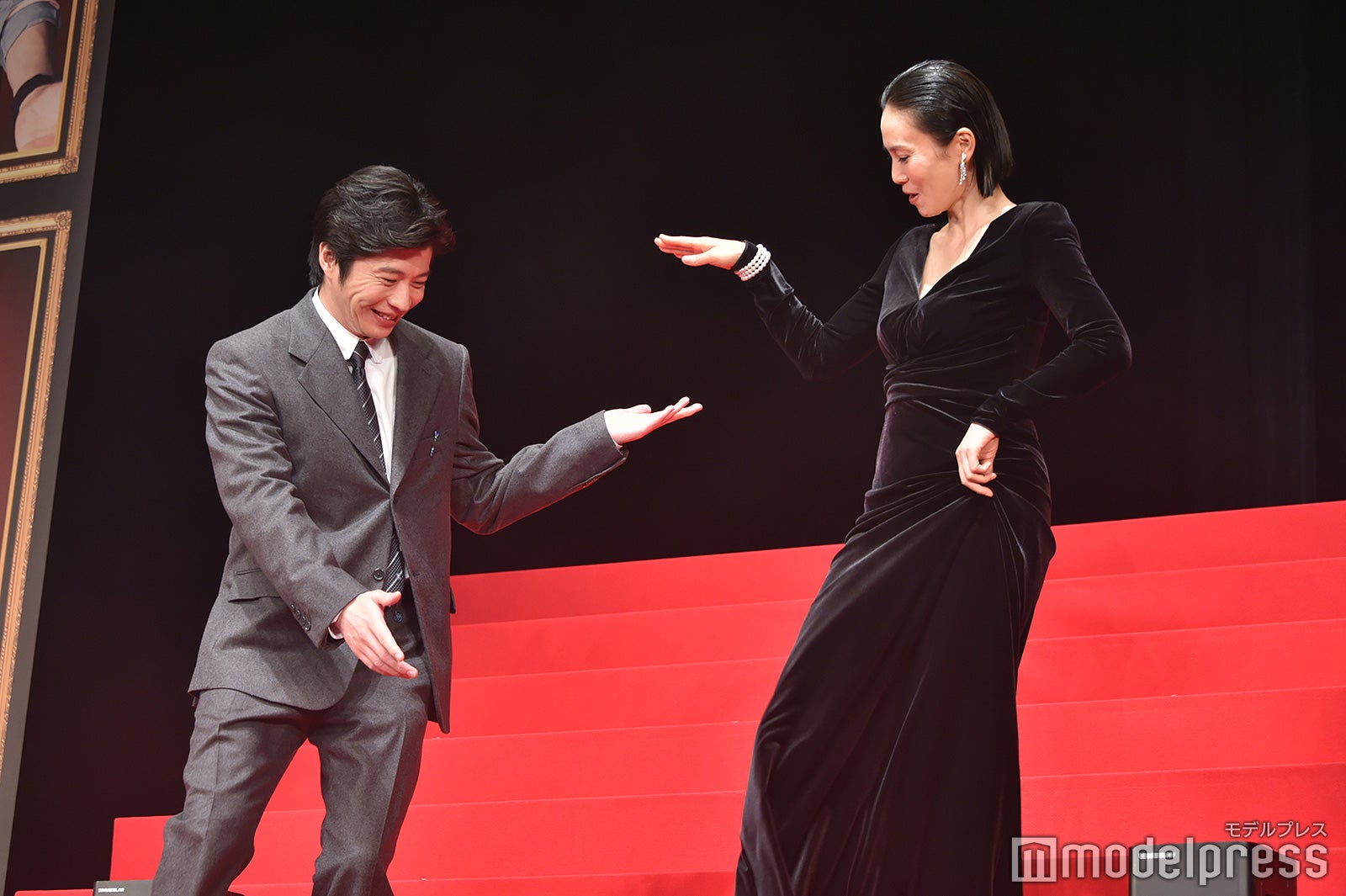 中谷美紀をエスコートする田中圭（C）モデルプレス