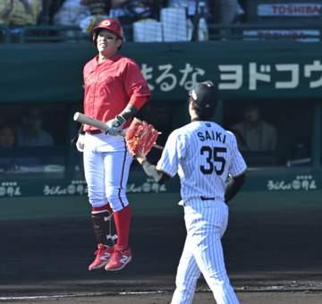 「何話してんだろ？」「心が温かくなった」弾丸ライナーをキャッチした阪神・才木は驚き、捕られた広島・小園は悔しがるも笑顔 ベンチに戻りながら言葉を交わしたほっこり場面