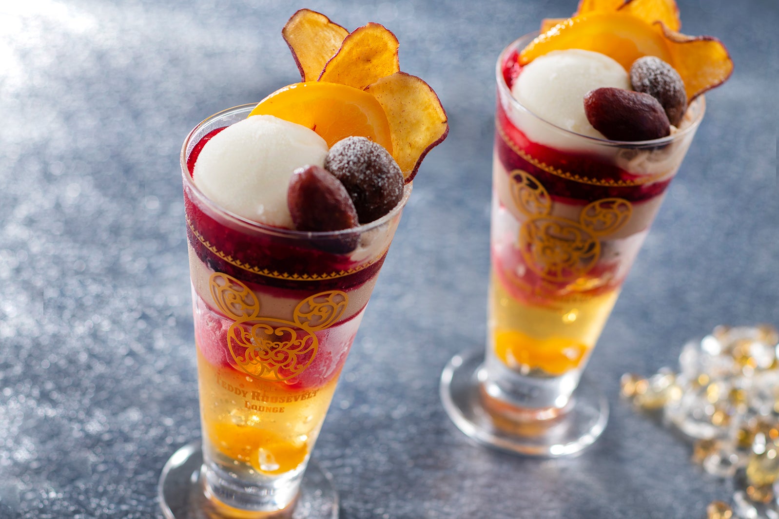 スペシャルパフェ（ラ・フランスソルベ､オレンジ､マロンクリーム､チョコレートパンナコッタ､プチシュークリーム）、コレクタブルグラス付き／2,760円、パフェ単品1個1,750円（C）Disney