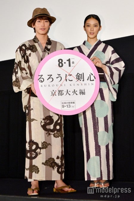 （左から）佐藤健、武井咲