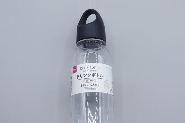 ダイソーのドリンクボトル（520mL、取っ手付）