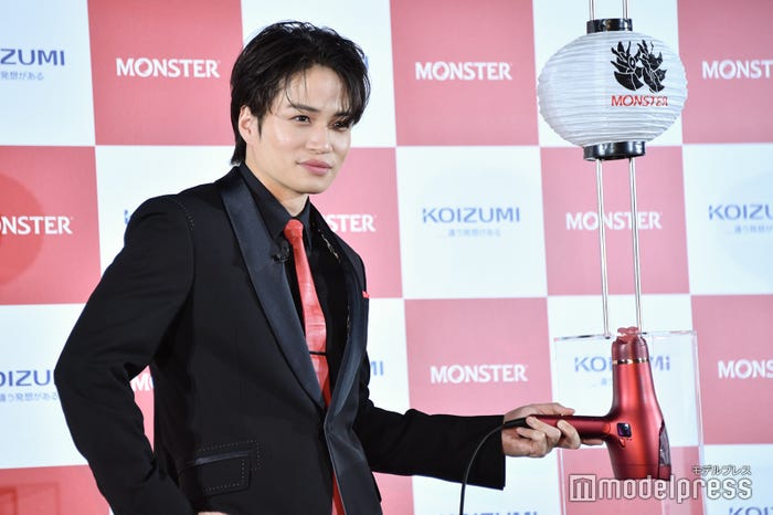 ドライヤーの風量に驚き、つい二度スイッチを押していた菊池風磨 (C)モデルプレス