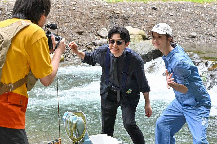 津田健次郎、松本若菜「西園寺さんは家事をしない」第9話より(C)TBS