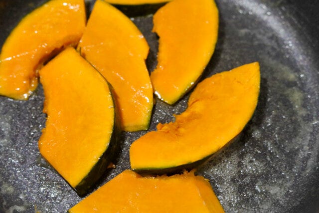 フライパンにバターを熱し、かぼちゃを加えてさっと炒める。