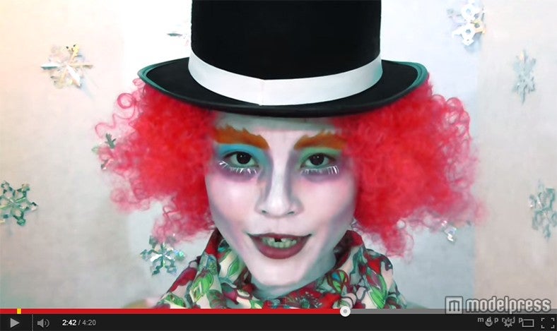 マッドハッターに扮したMiracle Vell Magic／YouTubeより