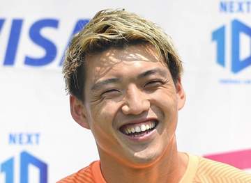 堂安律の美人妻 ドイツで「美人すぎる」「可愛すぎる♥」と反響の愛娘とお散歩「朝は少し肌寒いくらい」
