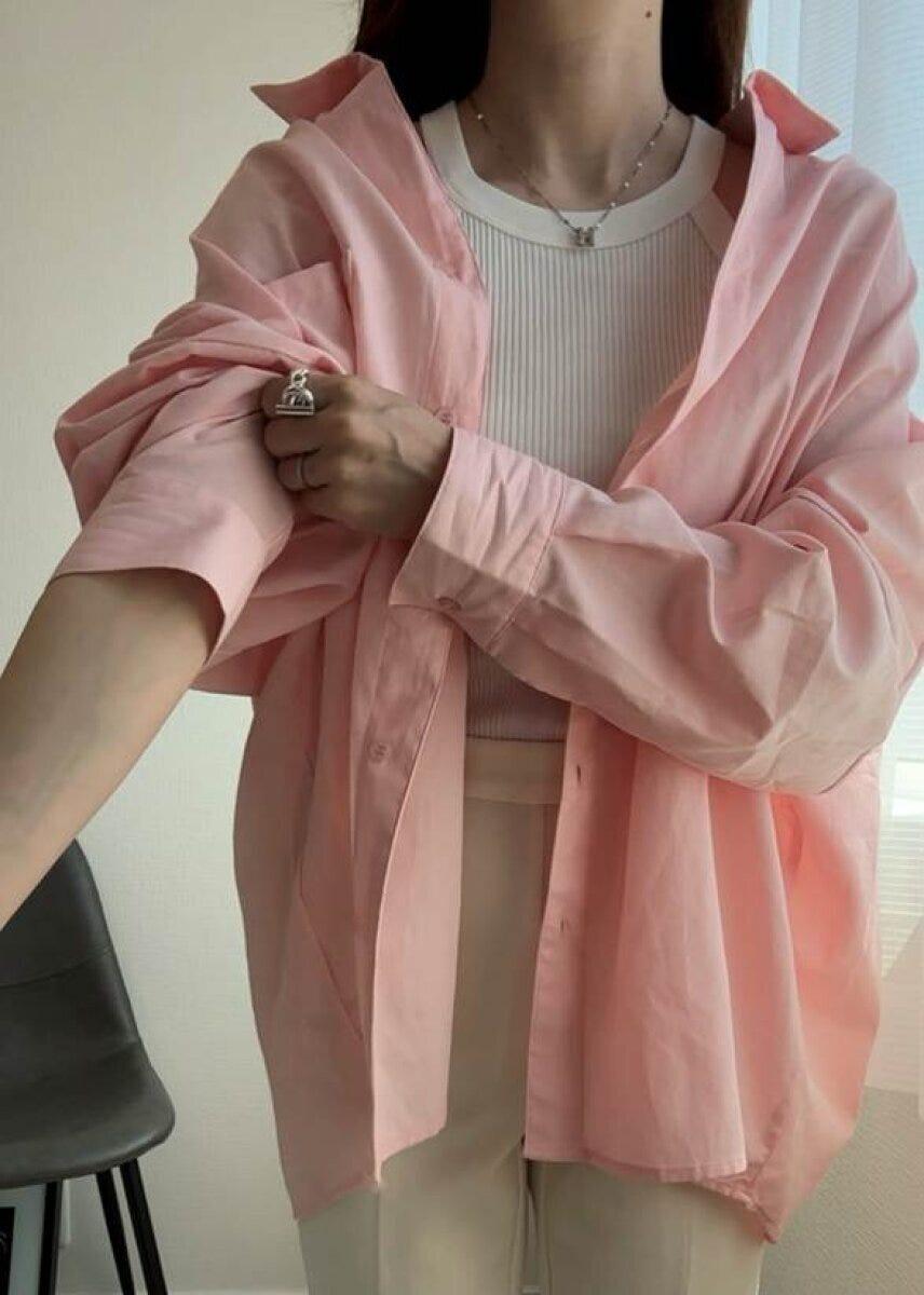 coca　シャツ　ピンク　袖まくりアップ　抜き襟ディテール