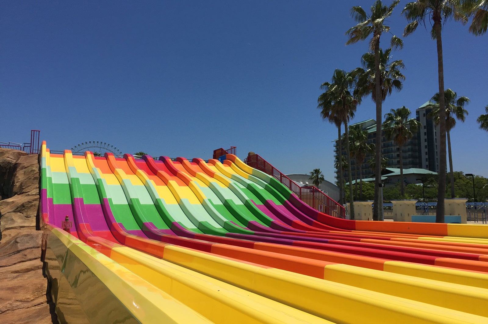 マルチレーンスライダー1種10レーン／画像提供：長島観光開発