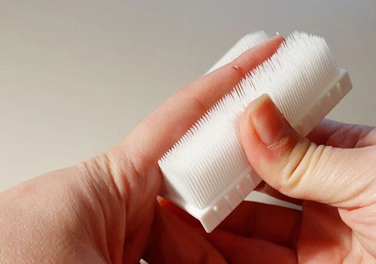 ダイソー　やわらか手洗いブラシ　使用例　指