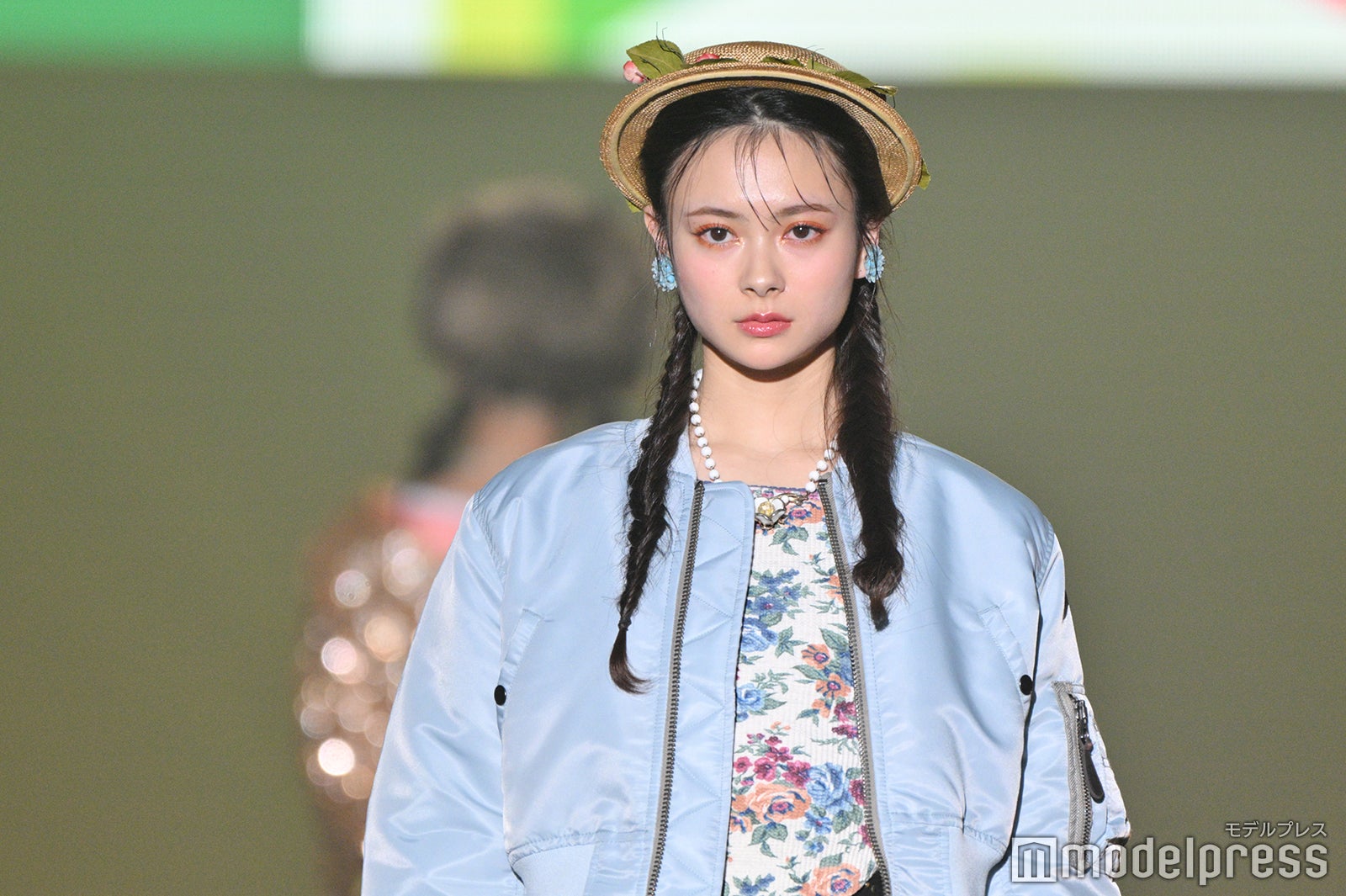 可愛すぎてバズるAKB48研究生・伊藤百花、ミニスカからほっそり