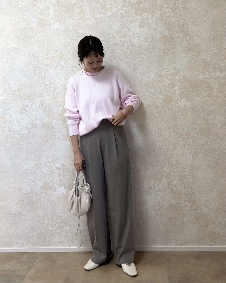 ユニクロタックワイドパンツ　ストライプとピンクニットコーデ