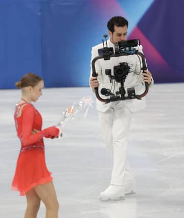 フィギュア「氷上のカメラマン」正体が話題に NHKで紹介「元選手なんだね！」「プロフェッショナルですね」