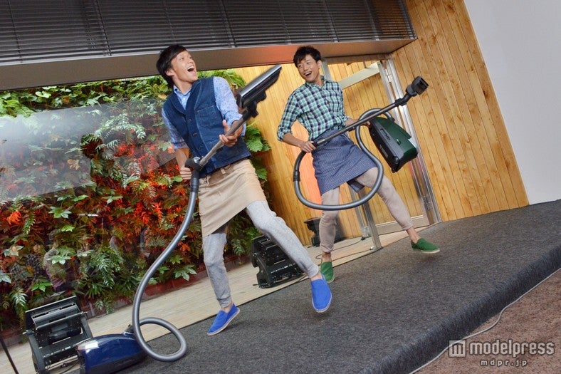 掃除機を使って軽快にダンス