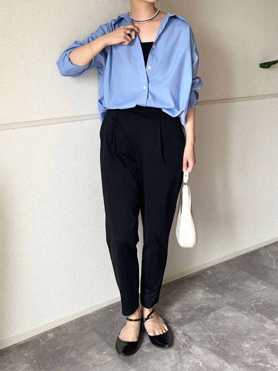 GU　ドライストレッチアンクルパンツ　ブルーシャツ前だけインのきれいめコーデ