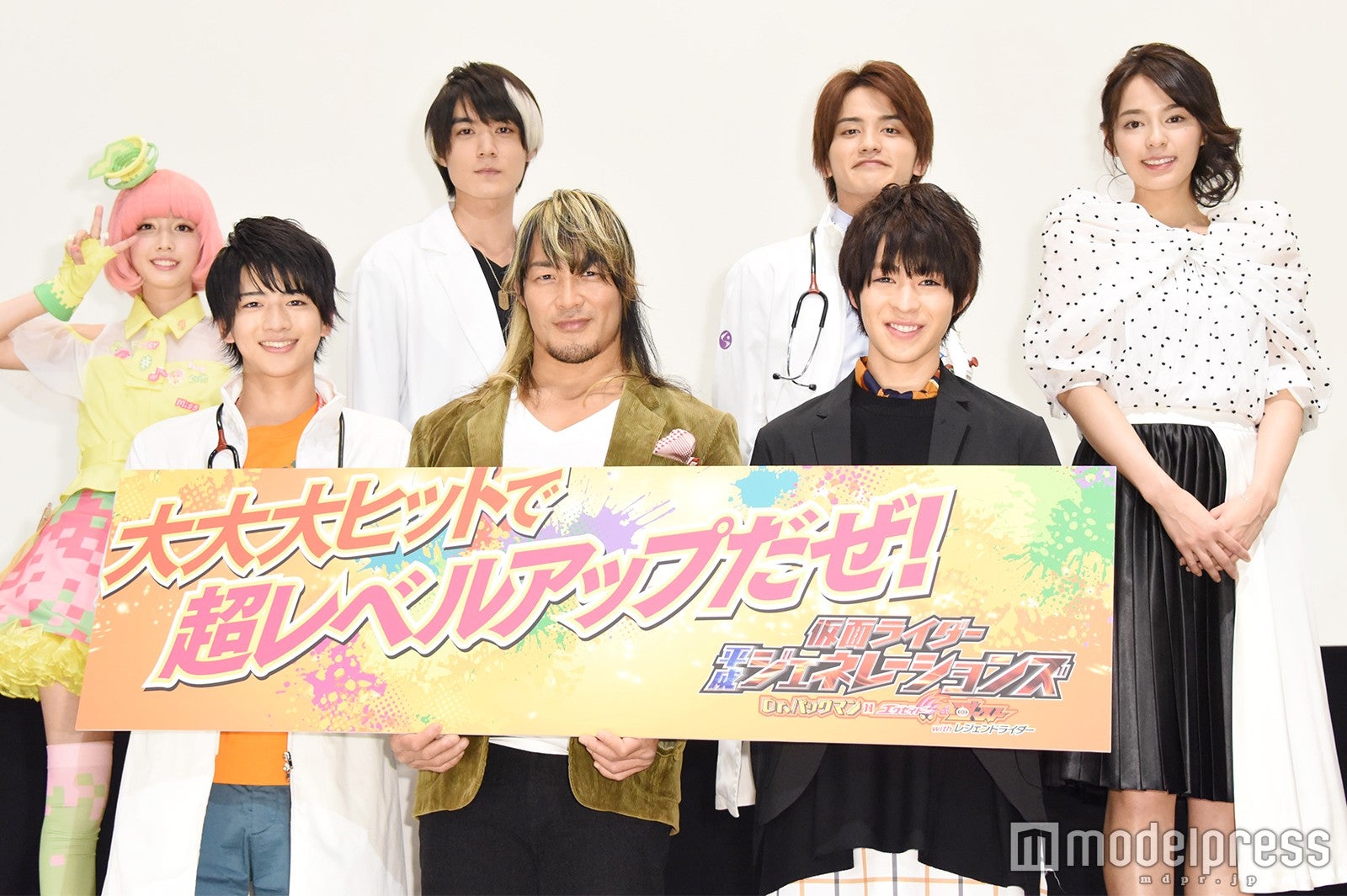 （前列左から）飯島寛騎、棚橋弘至、西銘駿（後列左から）松田るか、松本享恭、瀬戸利樹、大沢ひかる （C）モデルプレス