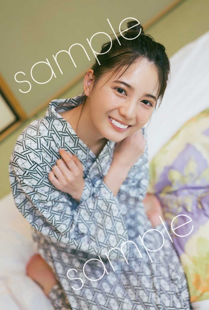 小坂菜緒1st写真集『君は誰?』ポストカードTOWERRECORDS版「おやすみな彼女」/撮影:藤原宏