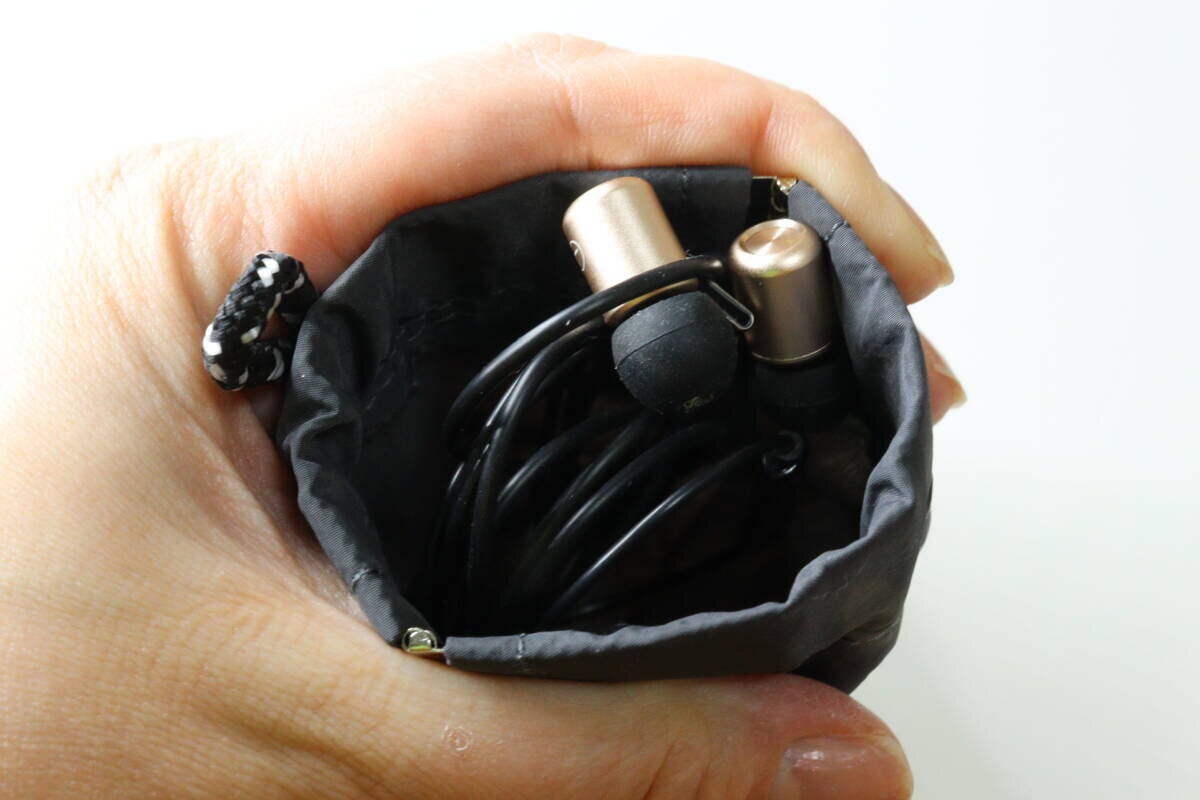 ダイソーのループ付バネ口ポーチにイヤホンを入れる