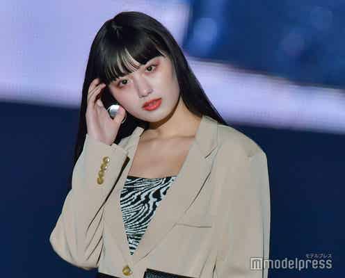 鶴嶋乃愛、美デコルテ眩しいセットアップで登場<関コレ2021S/S>