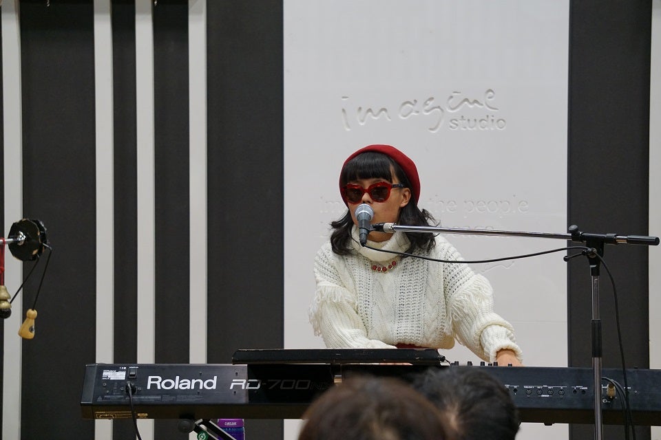 “14歳の和製スティービー・ワンダー”わたなべちひろ、自身初単独ライブで美声披露