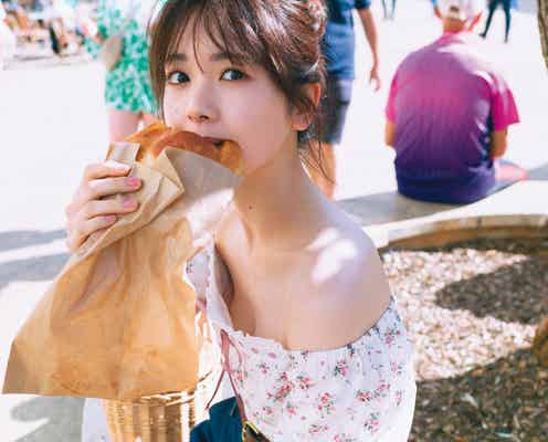 乃木坂46筒井あやめ、顔より大きなパン頬張る“もぐめん”ショット 1st写真集先行カット公開