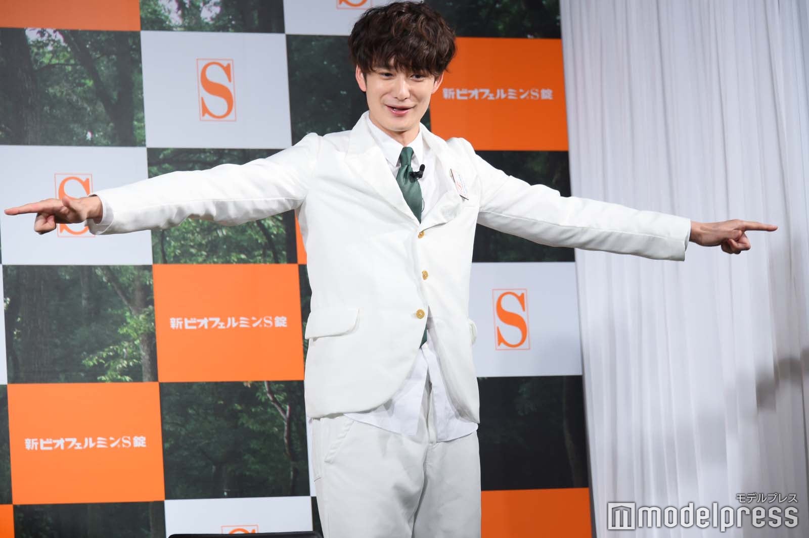 “腸活ストレッチ”中の岡田将生（C）モデルプレス