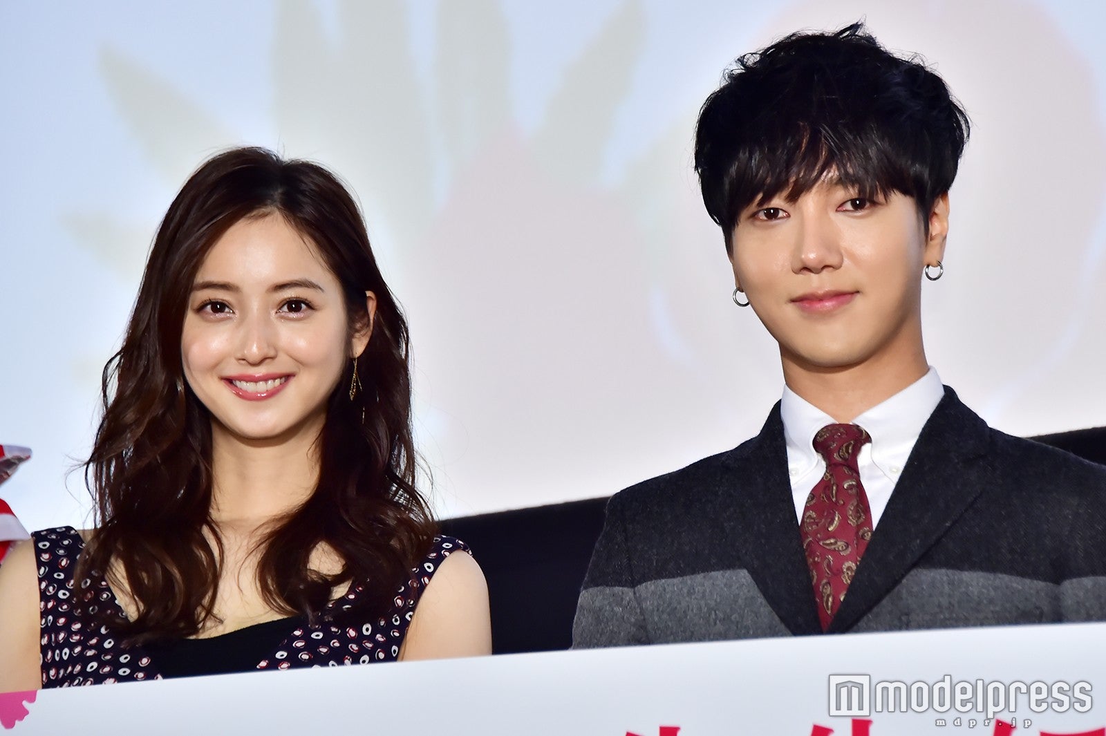 映画『いきなり先生になったボクが彼女に恋をした』初日舞台挨拶に登壇した（左から）佐々木希、イェソン（SUPER JUNIOR） （C）モデルプレス