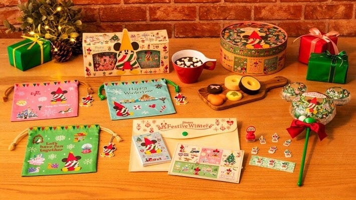 手前左から、きんちゃくセット 3枚 2200円、ステーショナリーセット 1900円、手持ちバルーン 600円。奥左から、ココア マシュマロ付き 6袋入り 1200円、アソーテッド・スウィーツ 1800円