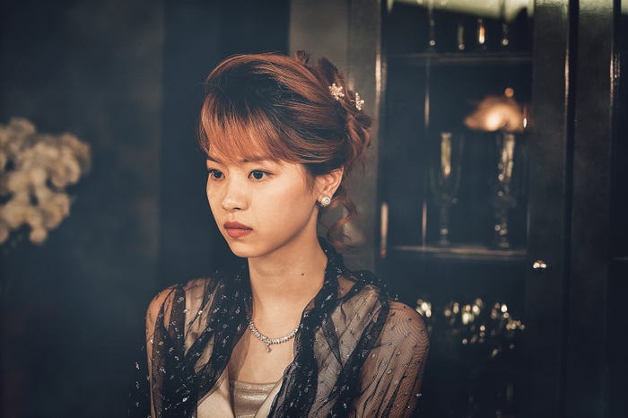 西野七瀬は今回、地毛を明るく染めてスタンド「華」のママ・近田真緒を演じた(C)2021「孤狼の血 LEVEL2」製作委員会