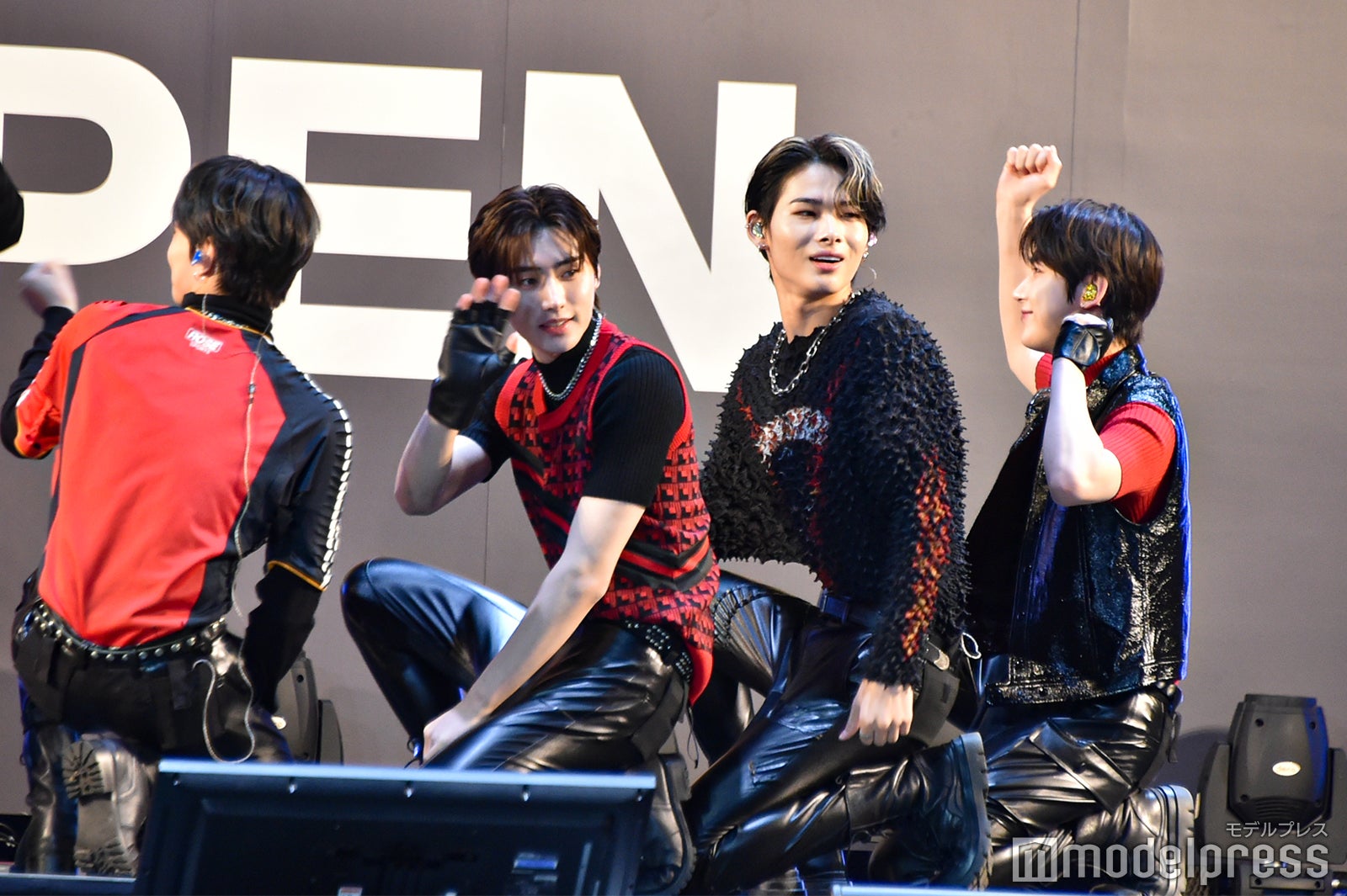 ステージからファンを背景に写真を撮るENHYPEN（C）モデルプレス