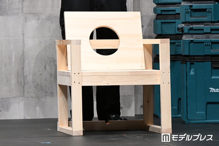 森本慎太郎が制作した椅子(C)モデルプレス