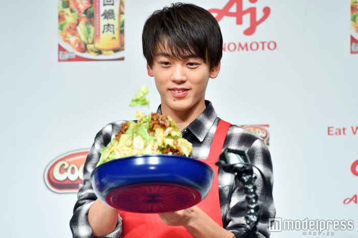 フライパンさばきを披露した竹内涼真 (C)モデルプレス