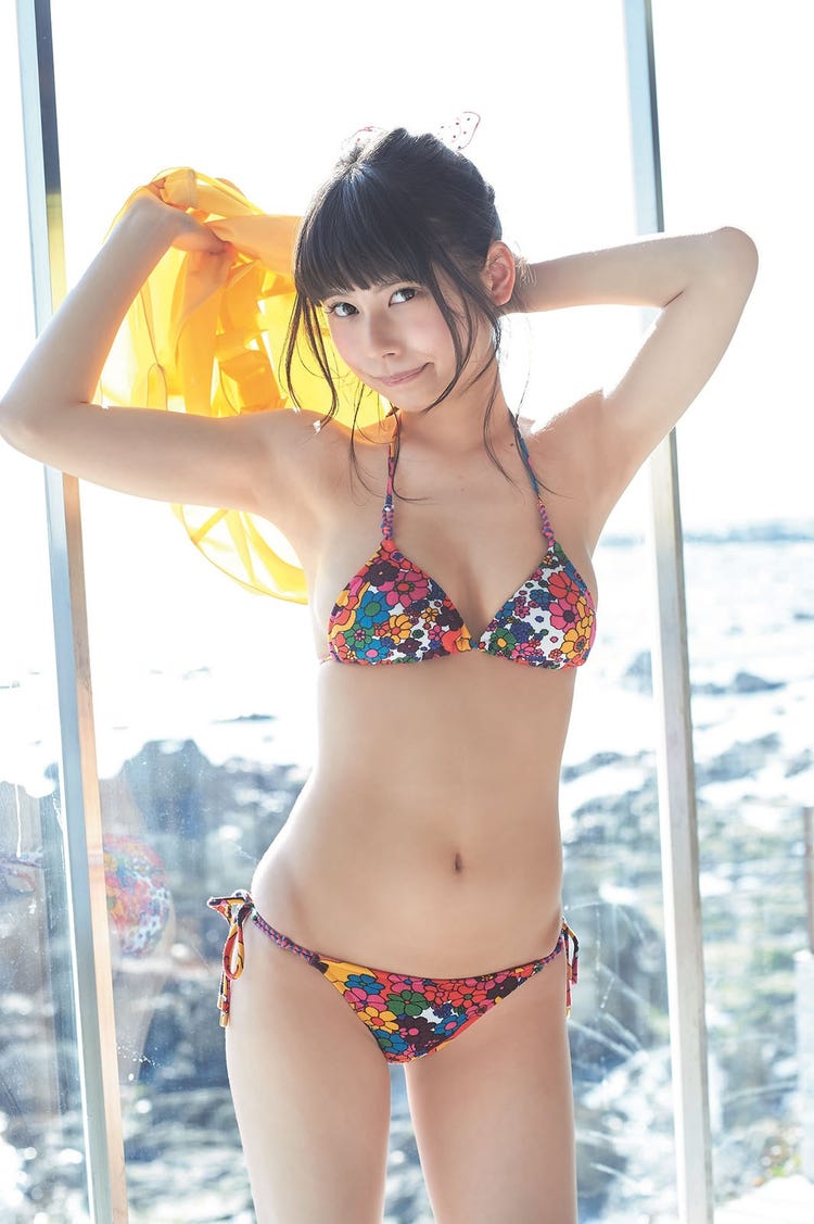 学生ビキニ水着でジャンプ 