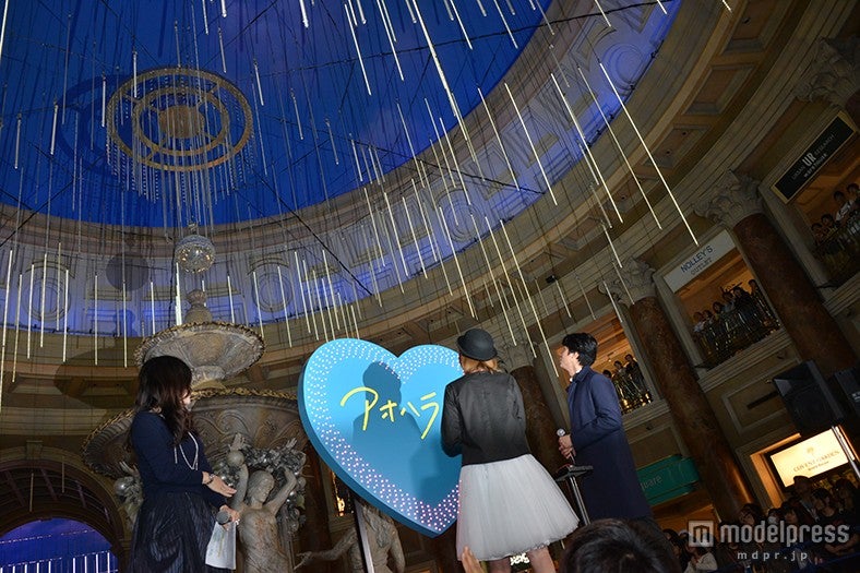 イルミネーションを見上げる本田翼、東出昌大