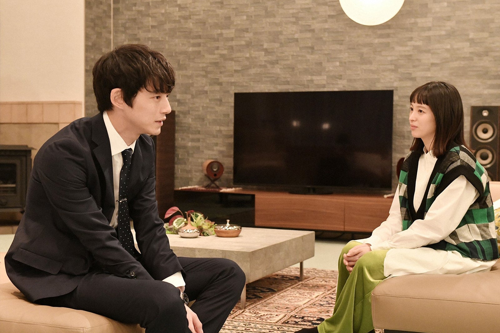 坂口健太郎、清野菜名／「婚姻届に判を捺しただけですが」第4話より（C）TBS