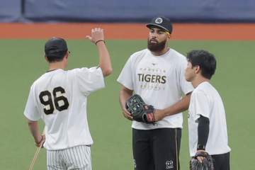 阪神 ガルシアが筒井コーチと左翼で“特守” 打球を追って送球練習も 8日・中日戦では拙守