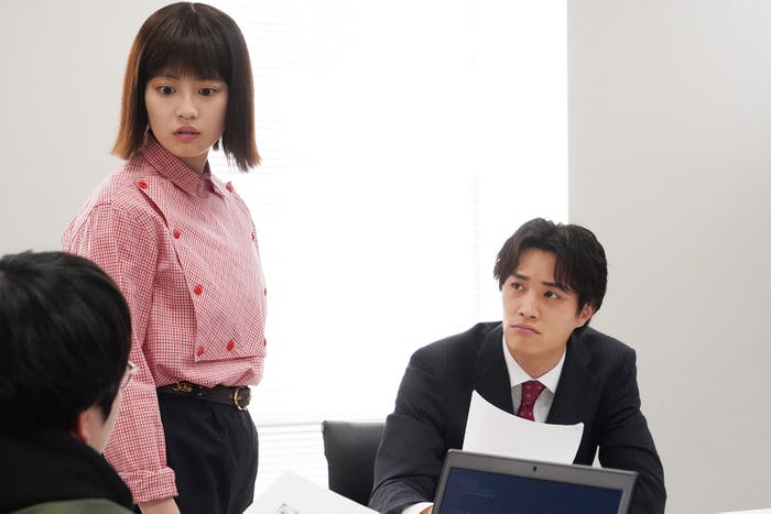 今田美桜、鈴木伸之/「悪女(わる)~働くのがカッコ悪いなんて誰が言った?~」第4話より(C)日本テレビ