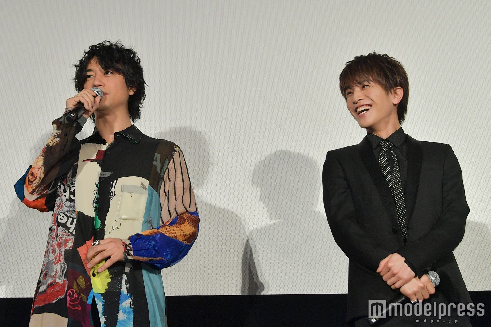 「ドスケベの斎藤工」と挨拶する斎藤工と笑う岩田剛典（C）モデルプレス