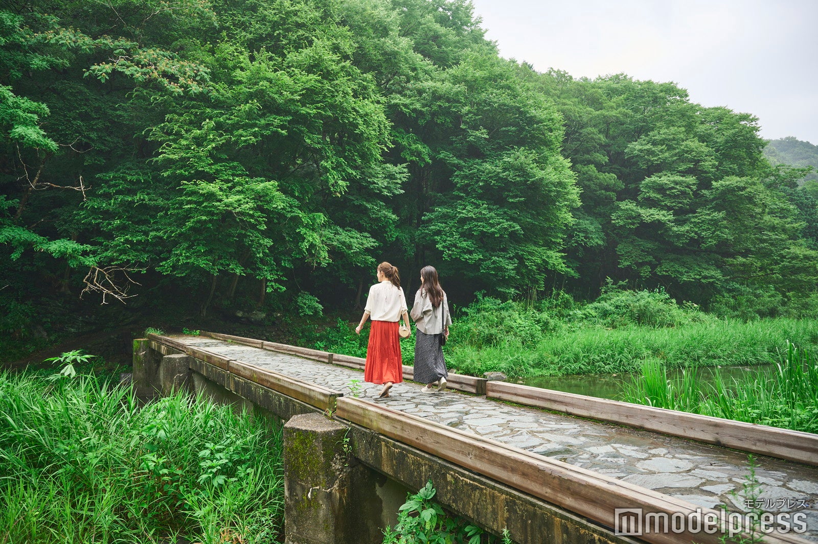 清らかな川の流れを横目に山林散策を楽しんで（C）モデルプレス
