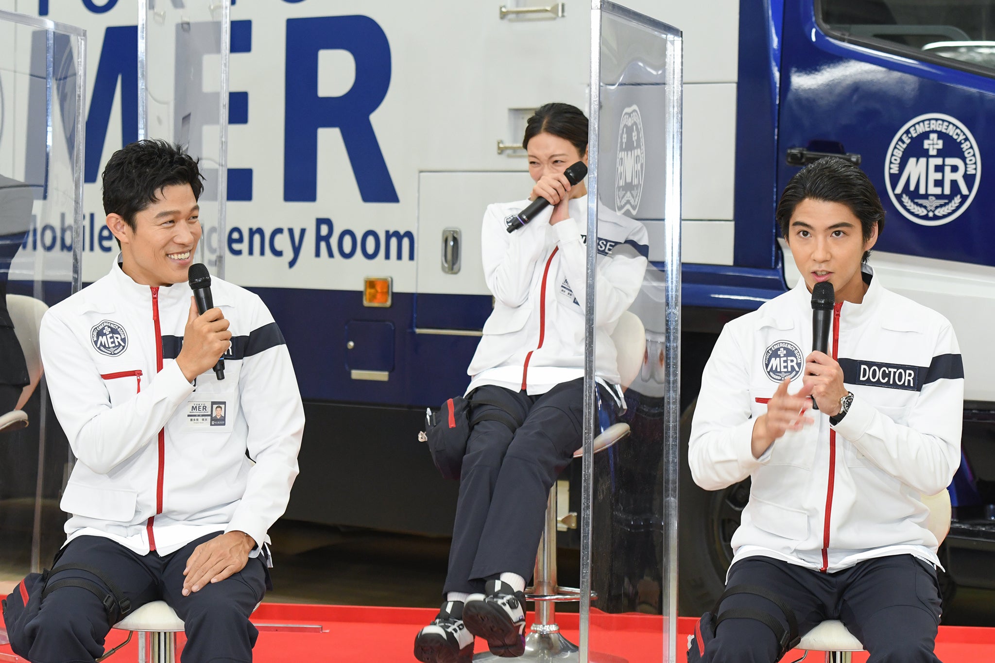 鈴木亮平、菜々緒、賀来賢人（C）TBS