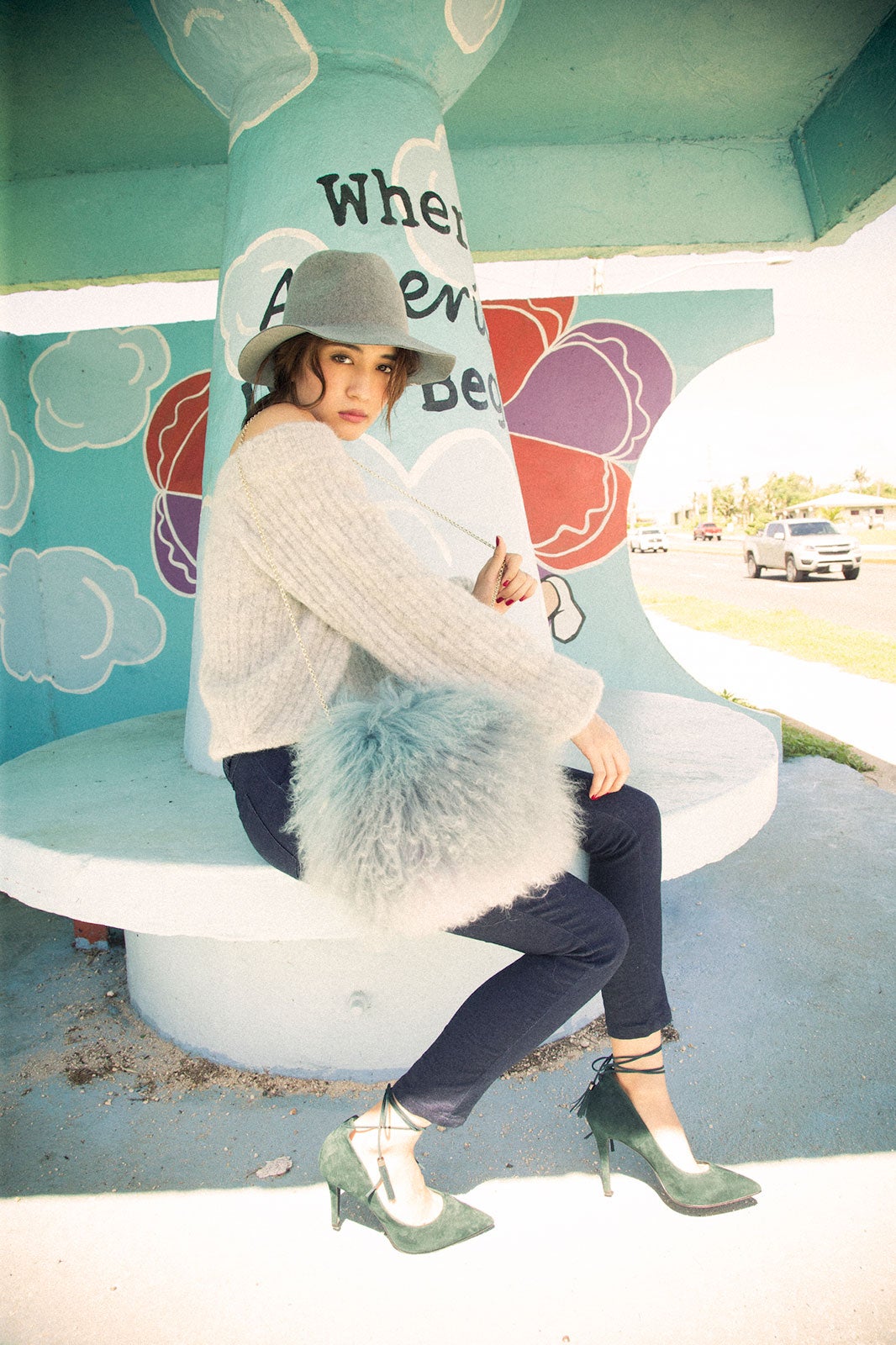 グラデーションファーバッグ￥14,800／ラピュイ（キャセリーニ）、オフショルニット￥6,900／ROYAL PARTY、デニムパンツ￥9,800／Vicente、ハット￥15,000／CA4LA（CA4LAショールーム）、レースアップパンプス￥20,000／ダイアナ アモロサ（ダイアナ 銀座本店）（C）TOPLOG