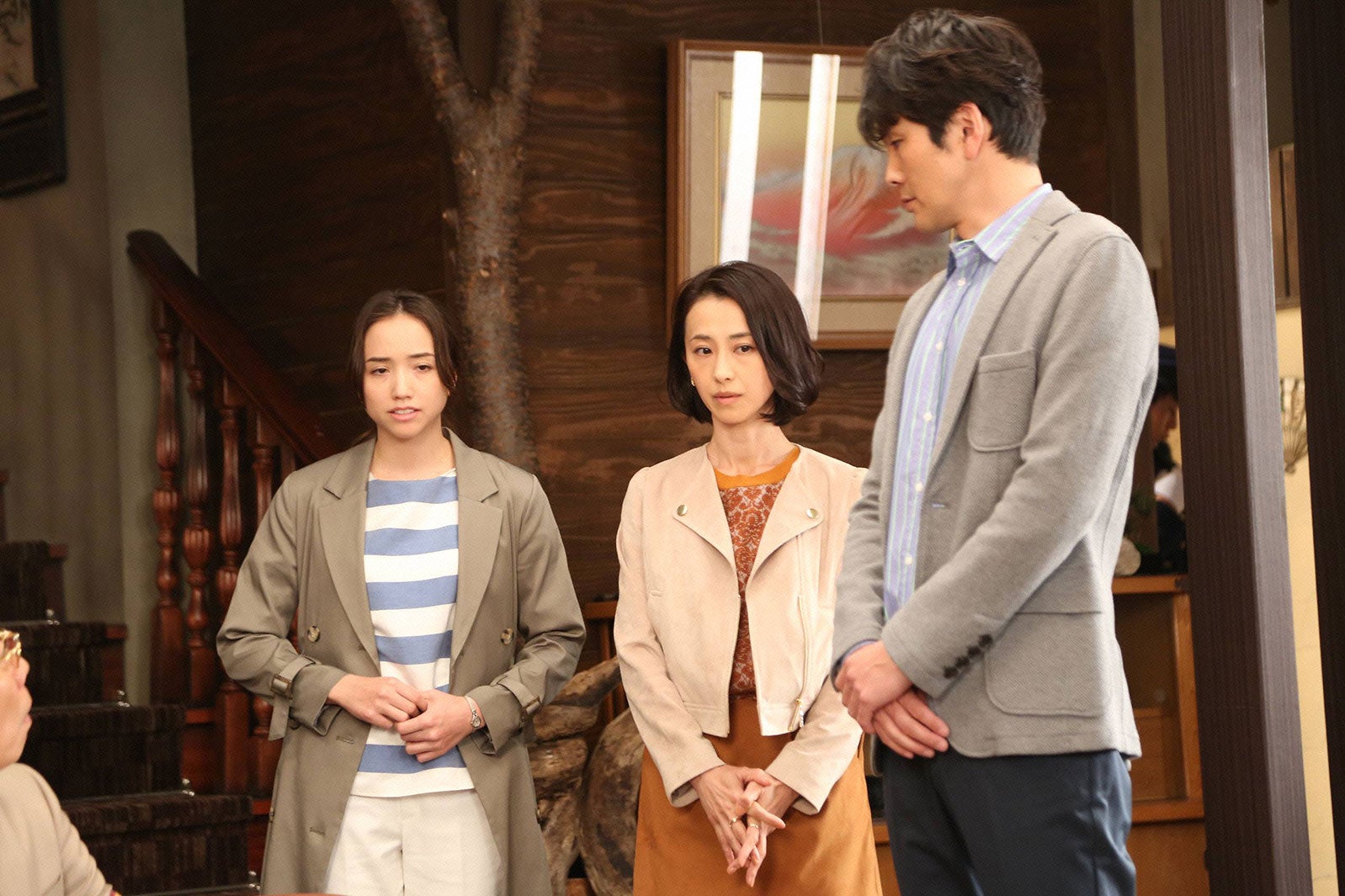 豊田エリー、紺野まひる、丸山智己／「貴族探偵」第2話より（画像提供：フジテレビ）