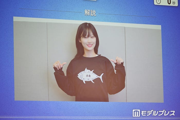 魚の私服Tシャツを着た山下美月(C)モデルプレス