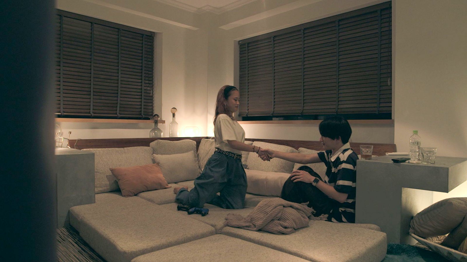 握手する莉咲子と流佳「TERRACE HOUSE TOKYO 2019-2020」14th WEEK（C）フジテレビ／イースト・エンタテインメント
