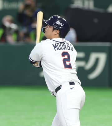 韓国代表 初回に一挙4点先制！文保景がいきなりグランドスラム→飛行機ポーズで生還 ベンチがお祭り騒ぎに