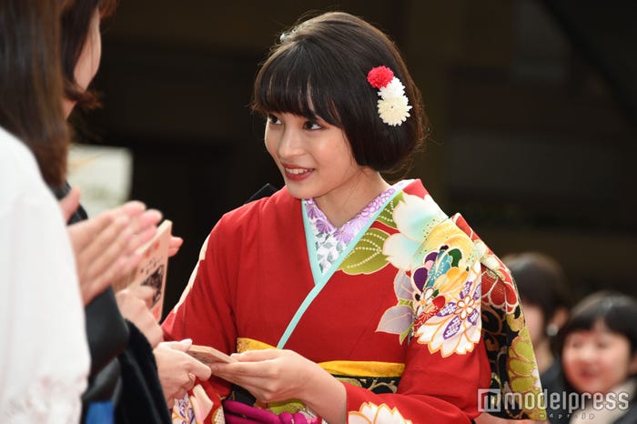 ファンと交流する広瀬すず (C)モデルプレス