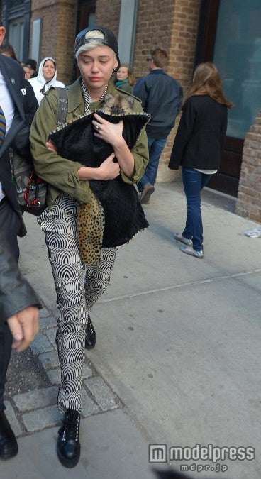 愛犬を亡くしたマイリー・サイラス、新たな小犬を抱いて涙