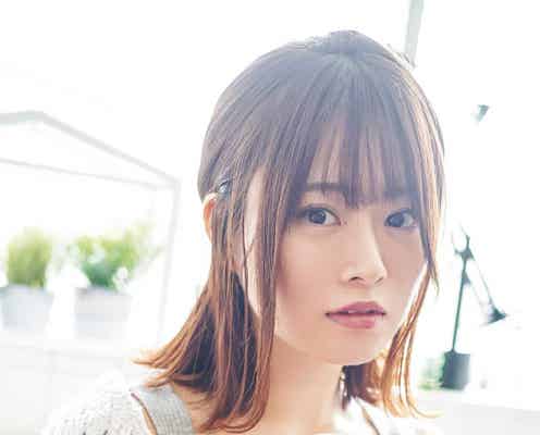 乃木坂46山崎怜奈、見つめる姿にドキッ 「ボム」初ソログラビアで溢れる透明感