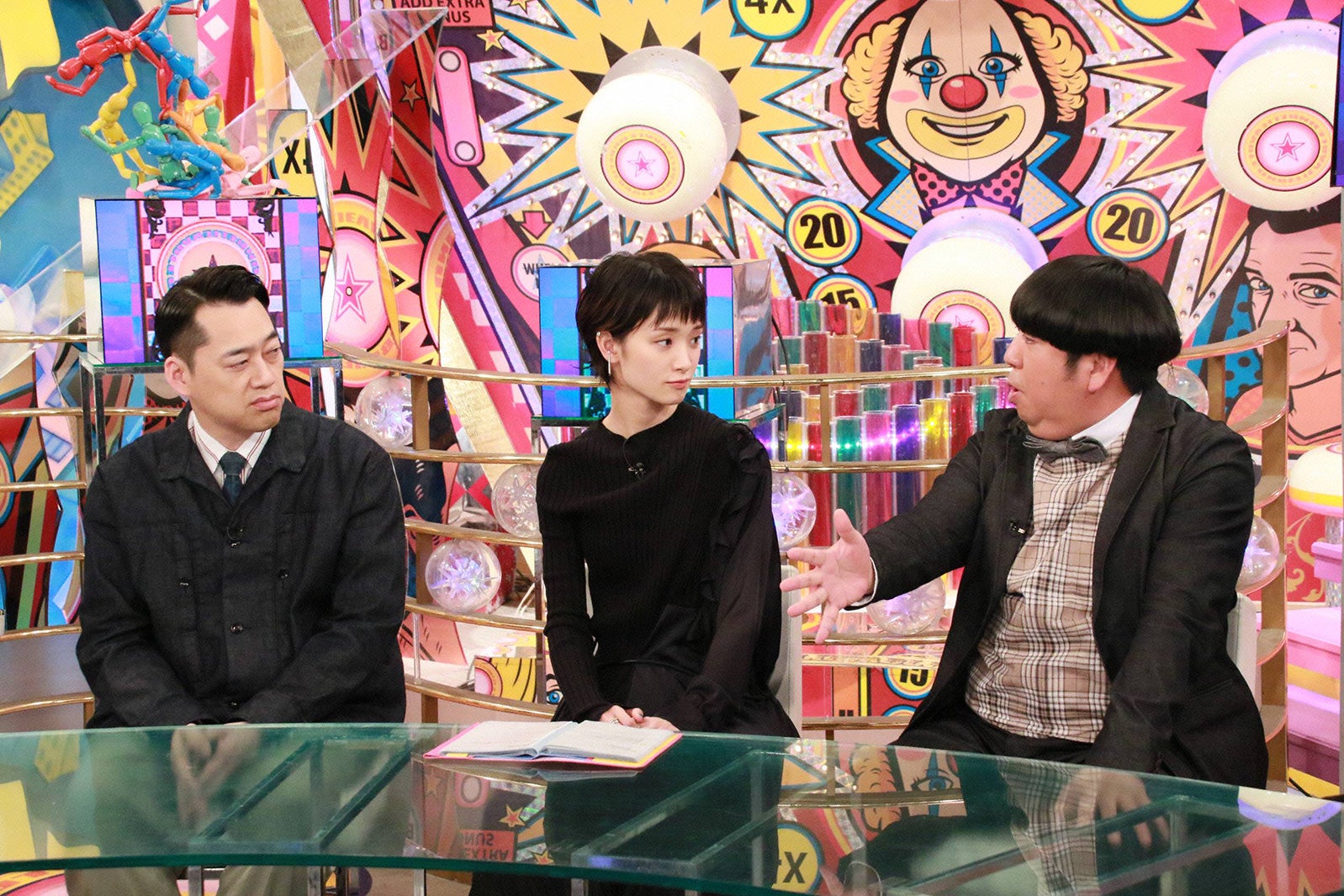 設楽統、剛力彩芽、日村勇紀（C）フジテレビ